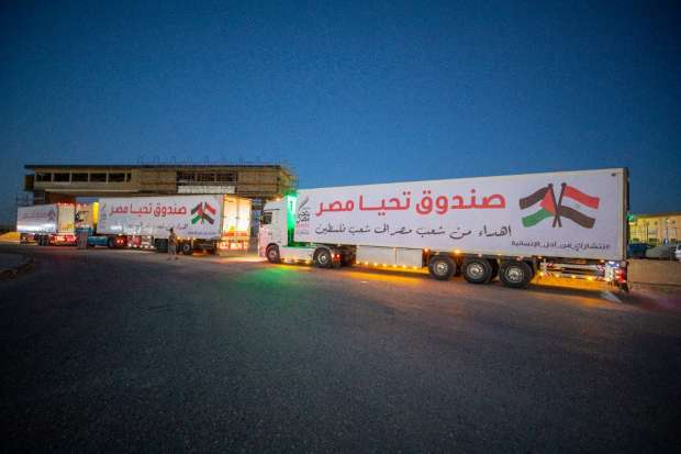 مصر تسلم أضخم قافلة مساعدات لقطاع غزة