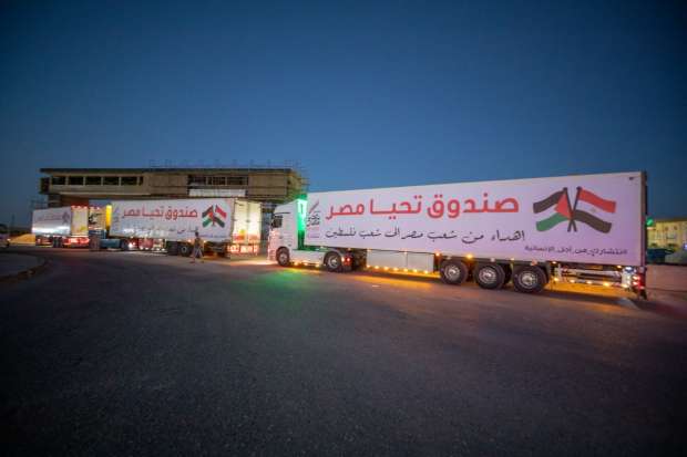 مصر تسلم أضخم قافلة مساعدات لقطاع غزة